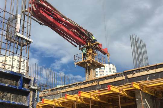 ООО «МонолитМаш» закончило монтаж бетонораспределительной стрелы HANWOO HCPB 32 на строительстве многоэтажного жилого дома на ул. Дегунинская д.5