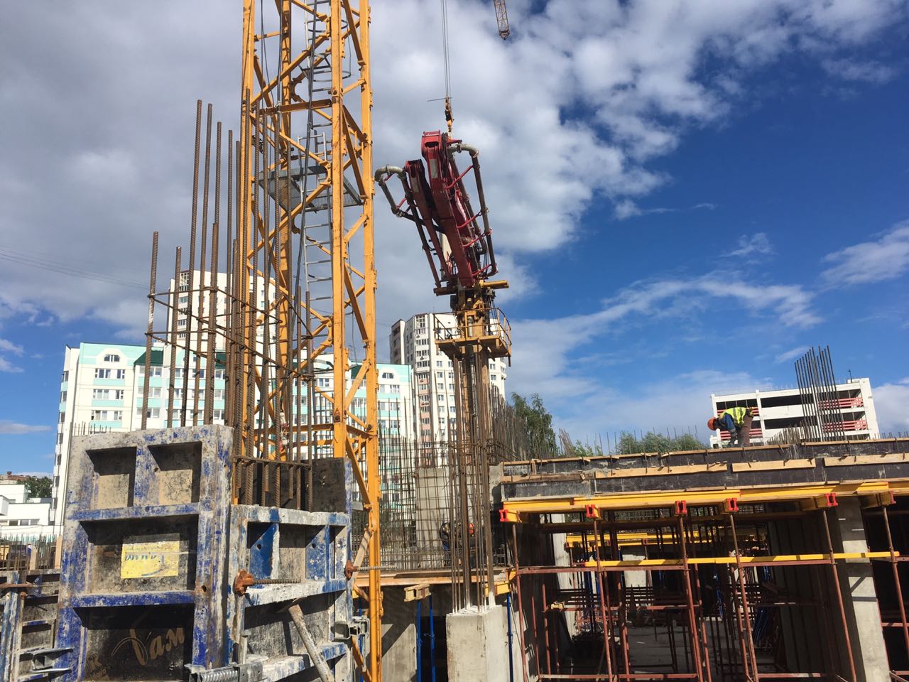 ООО «МонолитМаш» закончило монтаж бетонораспределительной стрелы HANWOO HCPB 32 на строительстве многоэтажного жилого дома на ул. Дегунинская д.5